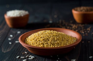 Masada bir kase darı lapası.