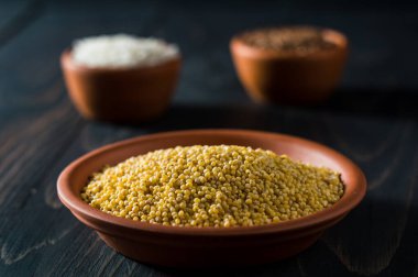 Masada bir kase darı lapası.