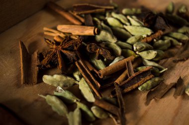 Kahve, tarçın ve kakule için baharatlar..