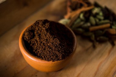 Masanın üzerine çekilmiş kahve.