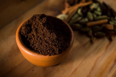 Masanın üzerine çekilmiş kahve.