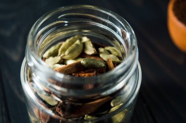 Kahve, tarçın ve kakule için baharatlar..