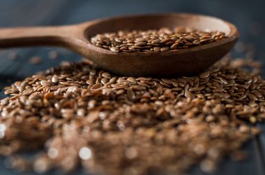 Masada keten tohumu kaşığı.