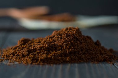 kahve çekirdekleri masanın üstünde.