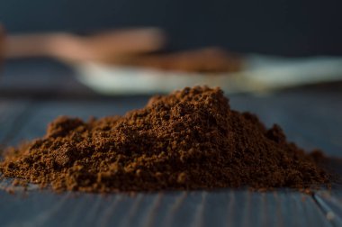 kahve çekirdekleri masanın üstünde.