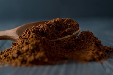 kahve çekirdekleri masanın üstünde.