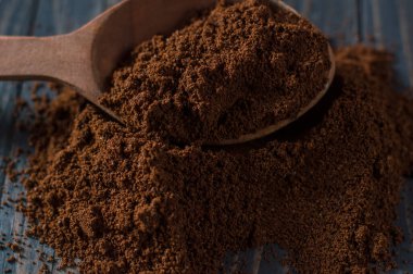 kahve çekirdekleri masanın üstünde.