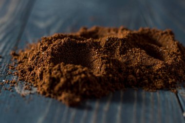 kahve çekirdekleri masanın üstünde.