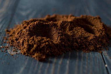 kahve çekirdekleri masanın üstünde.