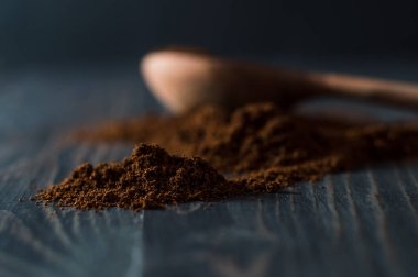 kahve çekirdekleri masanın üstünde.