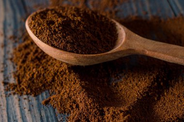 Kahve dokusunun arka planında. Kahve çekirdekleri masaya saçılmış..