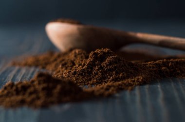 Kahve dokusunun arka planında. Kahve çekirdekleri masaya saçılmış..