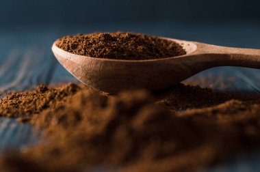 Kahve dokusunun arka planında. Kahve çekirdekleri masaya saçılmış..