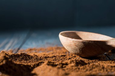 Kahve dokusunun arka planında. Kahve çekirdekleri masaya saçılmış..