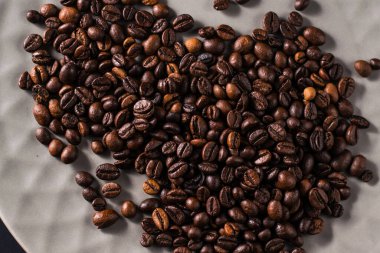 Kahve çekirdekleri tabakta..