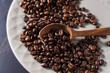 Kahve çekirdekleri tabakta..