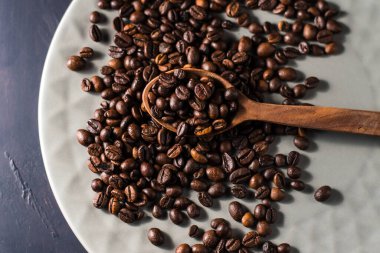 Kahve çekirdekleri yakın plan. Tabakta kahve çekirdekleri..