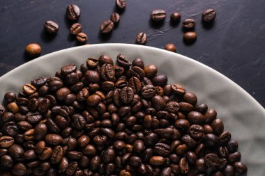 Kahve çekirdekleri yakın plan. Tabakta kahve çekirdekleri..