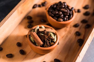 Bütün kahve çekirdekleri masada..