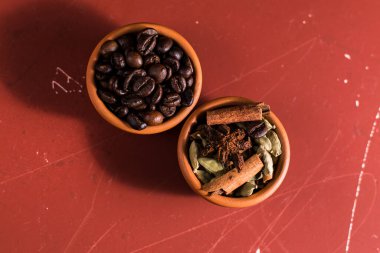 Bütün kahve çekirdekleri masada..