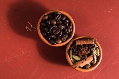 Bütün kahve çekirdekleri masada..