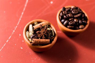 Bütün kahve çekirdekleri masada..