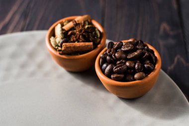 Bütün kahve çekirdekleri masada..