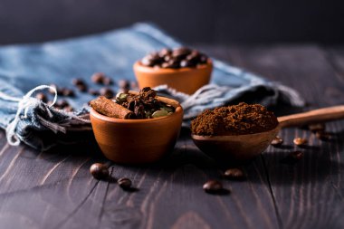 Bütün kahve çekirdekleri masada..