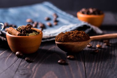 Bütün kahve çekirdekleri masada..