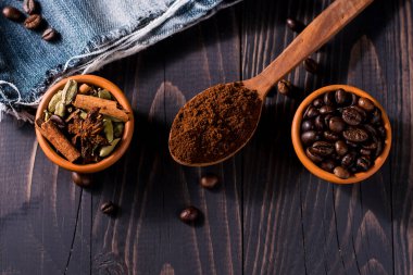 Bütün kahve çekirdekleri masada..