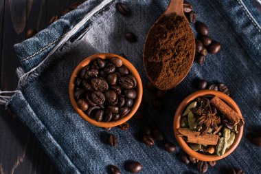 Bütün kahve çekirdekleri masada..