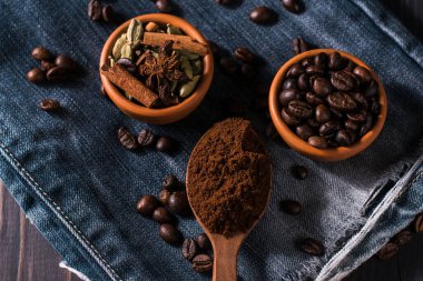 Bütün kahve çekirdekleri masada..