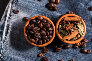 Bütün kahve çekirdekleri masada..