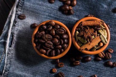 Bütün kahve çekirdekleri masada..