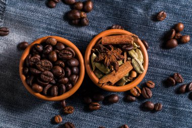 Bütün kahve çekirdekleri masada..