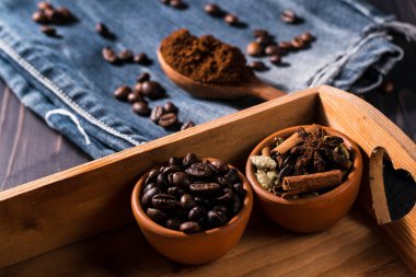 Kahve çekirdekleri ve tarçın. Kahve kakule için baharatlar, yıldız anason..