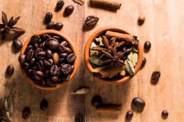 Kahve çekirdekleri ve tarçın. Kahve kakule için baharatlar, yıldız anason..