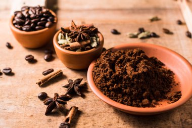 Kahve çekirdekleri. Kahve kakule için baharatlar. Yıldız anason..