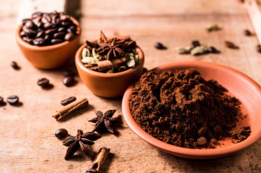 Kahve çekirdekleri. Kahve kakule için baharatlar. Yıldız anason..