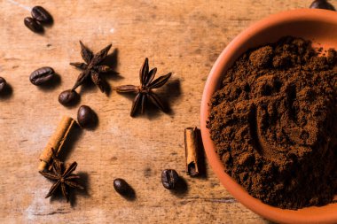 Kahve çekirdekleri. Kahve kakule için baharatlar. Yıldız anason..