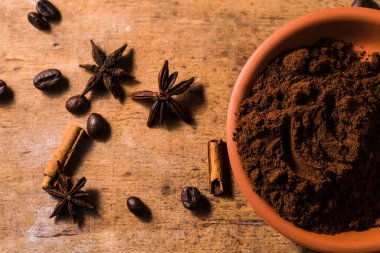 Kahve çekirdekleri. Kahve kakule için baharatlar. Yıldız anason..