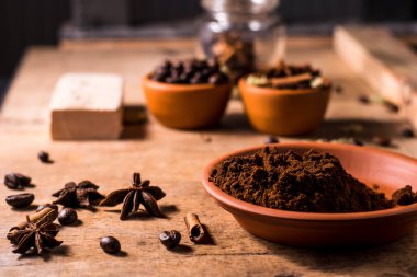 Kahve çekirdekleri. Kahve kakule için baharatlar. Yıldız anason..