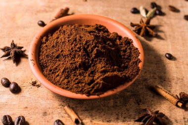 Kahve dokusunun arka planında. Kahve çekirdekleri masaya saçılmış..