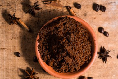 Kahve dokusunun arka planında. Kahve çekirdekleri masaya saçılmış..