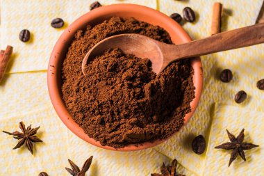 Kahve dokusunun arka planında. Kahve çekirdekleri masaya saçılmış..