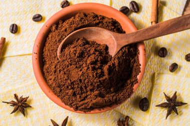 Kahve dokusunun arka planında. Kahve çekirdekleri masaya saçılmış..