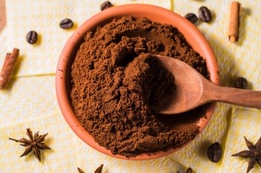 Kahve dokusunun arka planında. Kahve çekirdekleri masaya saçılmış..