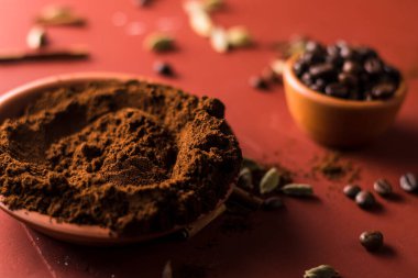 Kahve çekirdekleri masada ve tarçınlı. Kahve masanın üstünde..