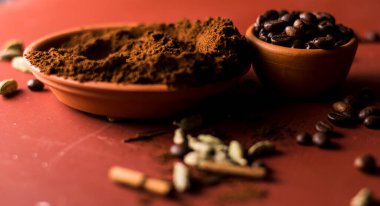 Masanın üzerinde kahve. Masanın üzerinde kahve çekirdekleri ve tarçın.