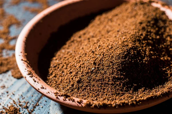 Háttér Őrölt Kávé Textúra Kávébabok Szétszóródtak Asztalon — Stock Fotó